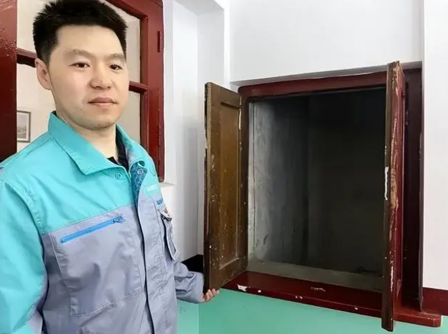實(shí)驗(yàn)樓的一樓，有兩扇特殊的“小窗戶”，打開后就會出現(xiàn)一條“暗道”
